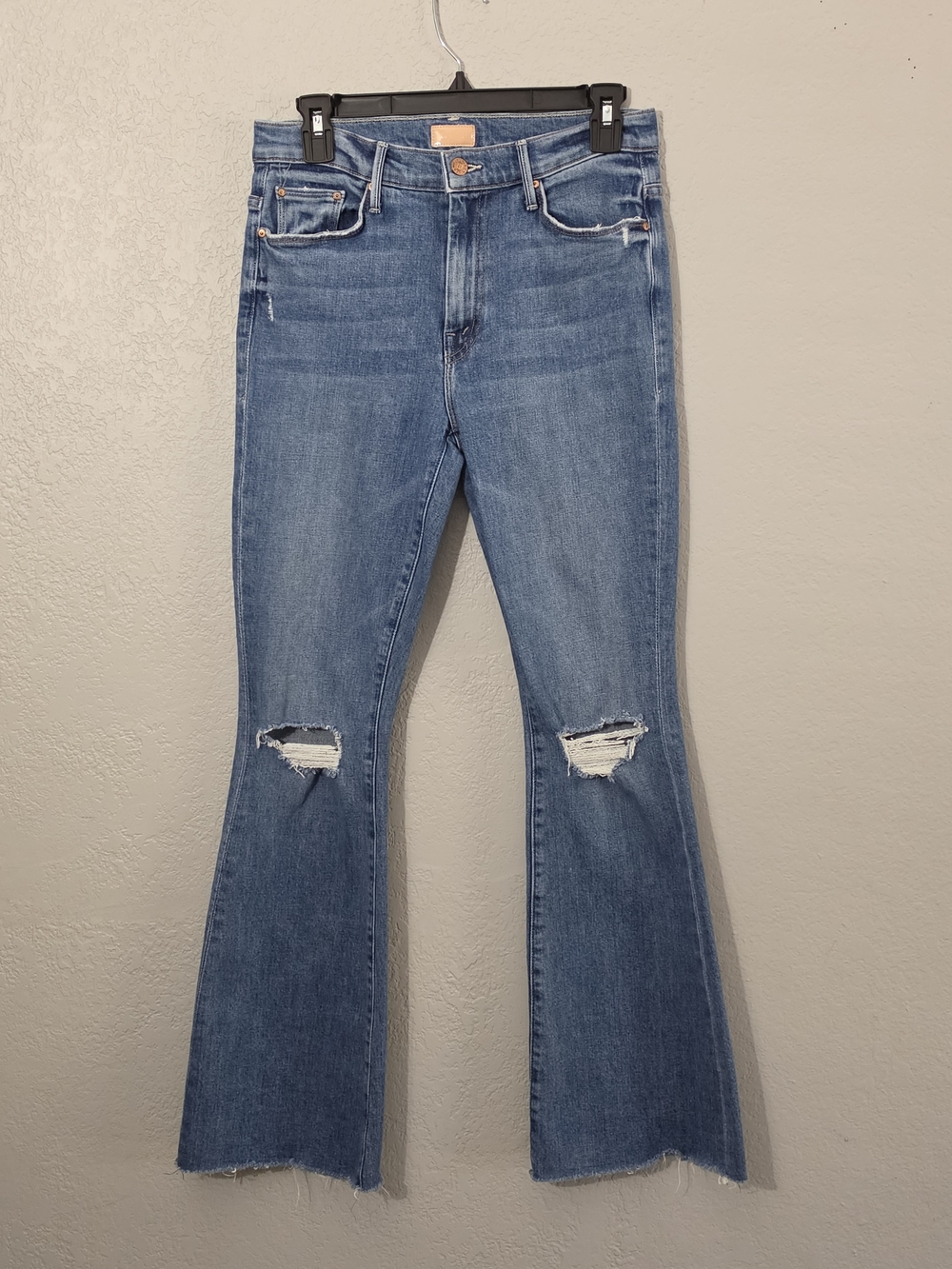 MOTHER The Weekender Fray Distressed Flare Jeans Six Packs On Me Womens 28